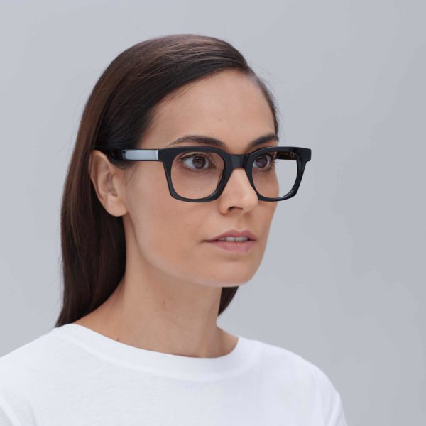 Modelo con gafas ecológicas de diseño Benimaclet