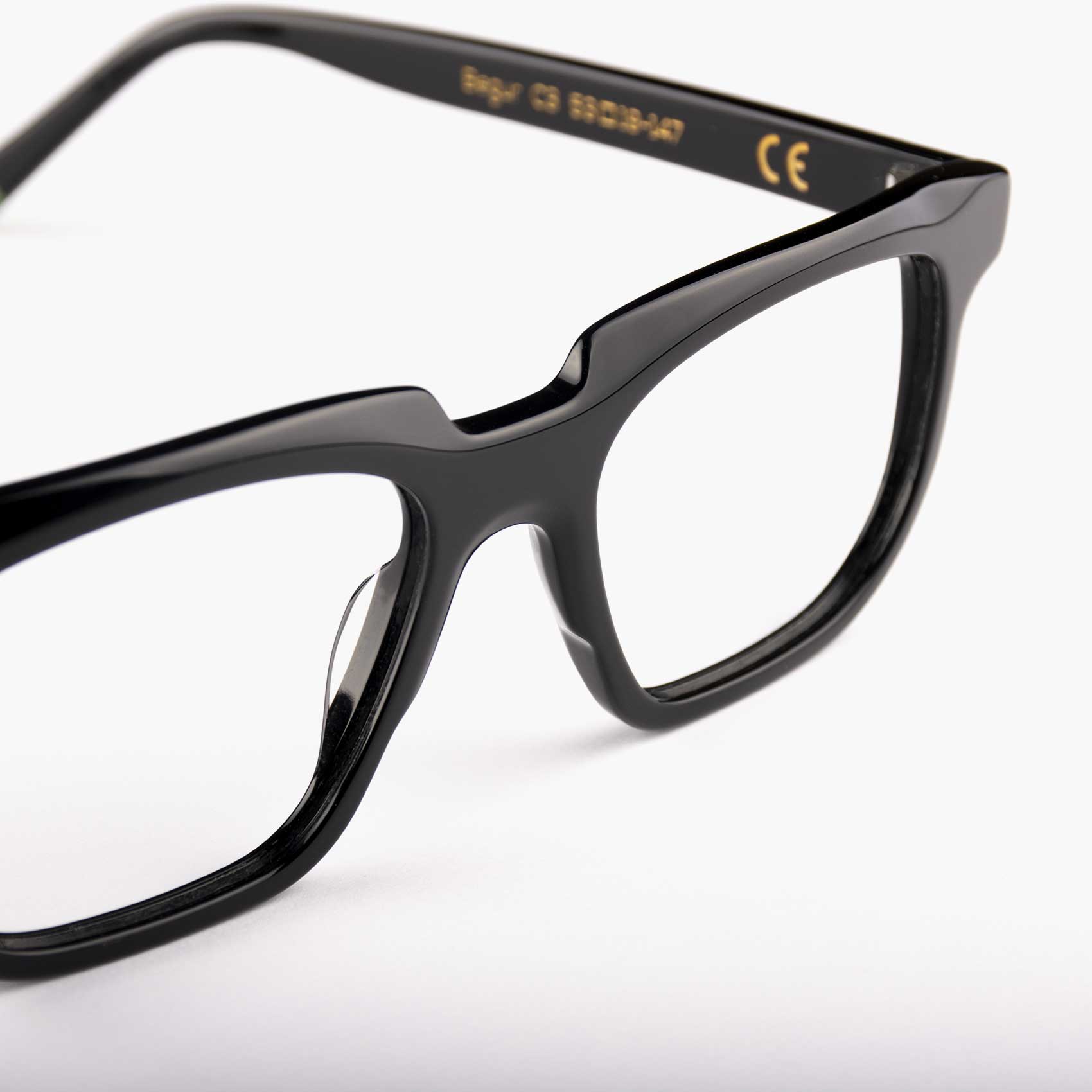 Detalle gafas con estilo personal modelo Begur de Proud Eyewear negras
