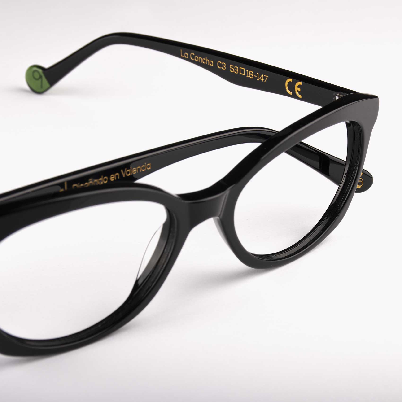 Detalle montura de gafas finas para mujer modelo La Concha por Proud Eyewear