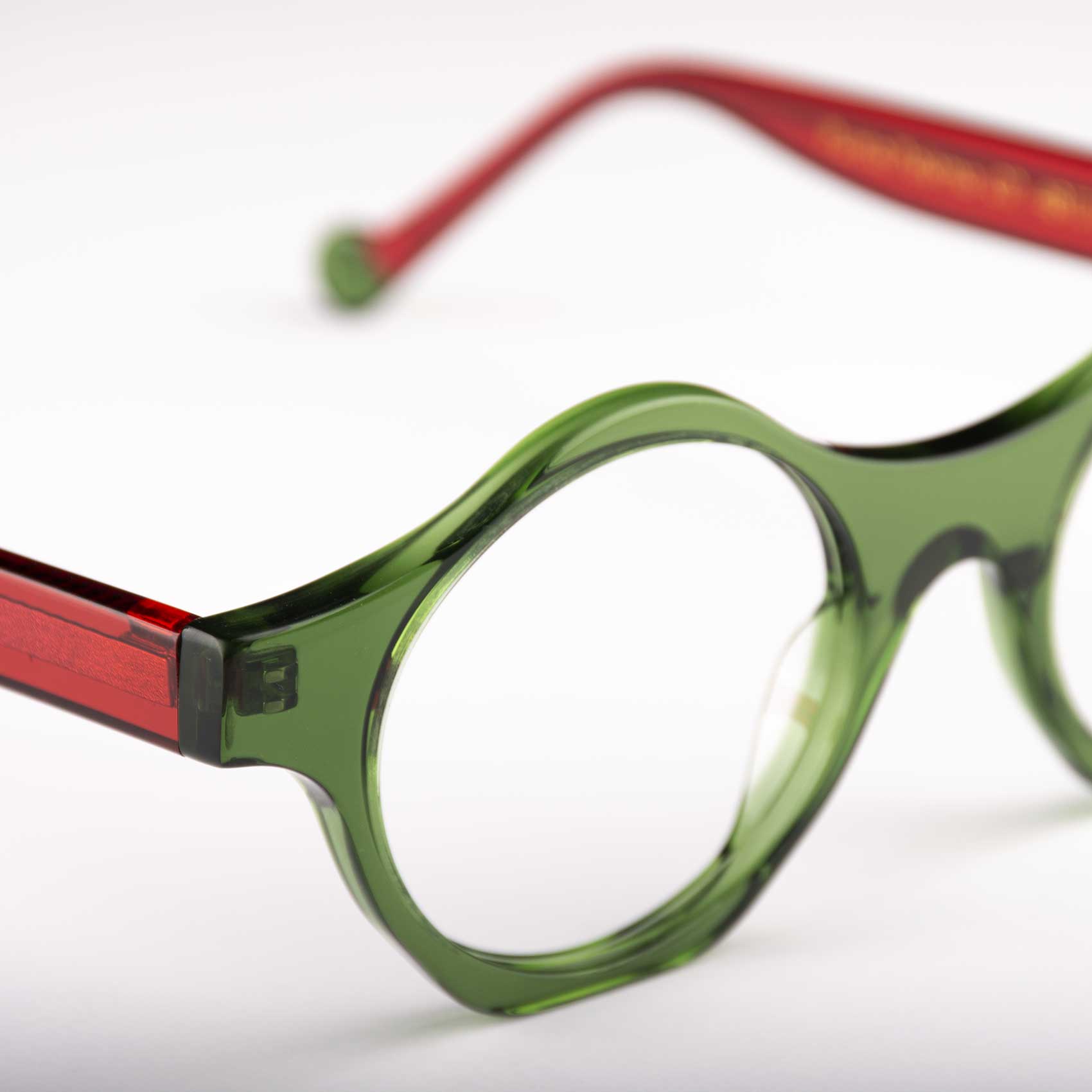 Detalle Gafas de diseño redondas Proud eyewear Punta Paloma Bicolor verde y rojo