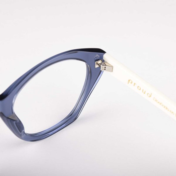Detalle gafas de diseño ecológico bicolor azul y blanco Son Bou de Proud Eyewear