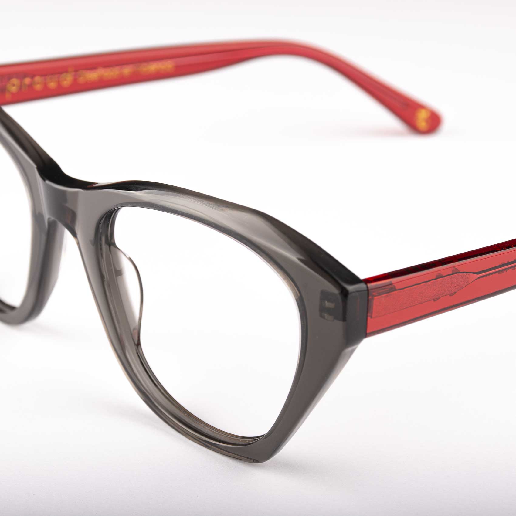 Detalle montura gafas ecológicas de diseño en gris y rojo Son Bou de Proud Eyewear