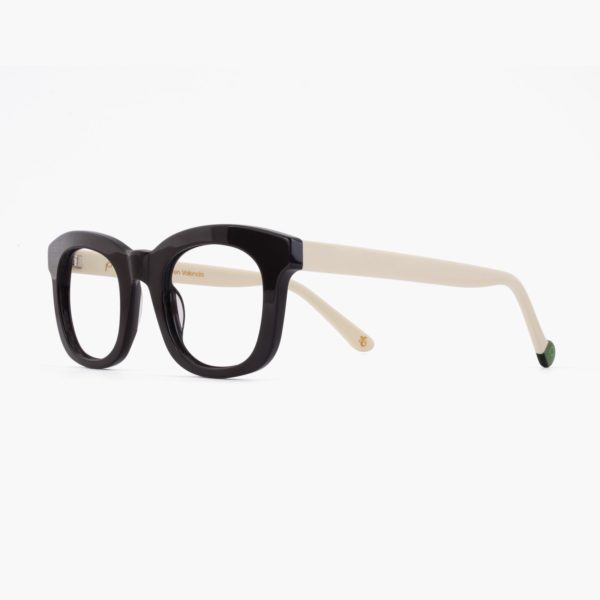 Vista lateral gafas de acetato grueso Trengandín de Proud Eyewear color negro y crema